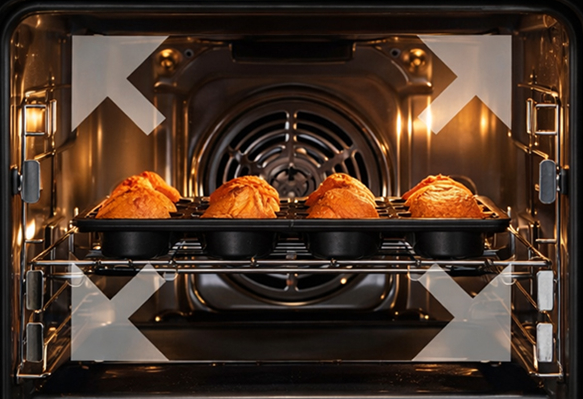 Απεικονίζεται ταψί με φαγητό μέσα στον φούρνο.